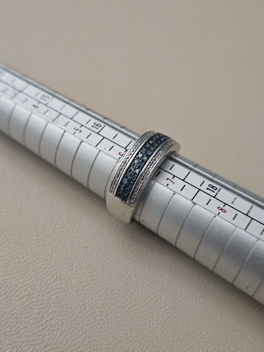 Сребърен пръстен с диаманти.