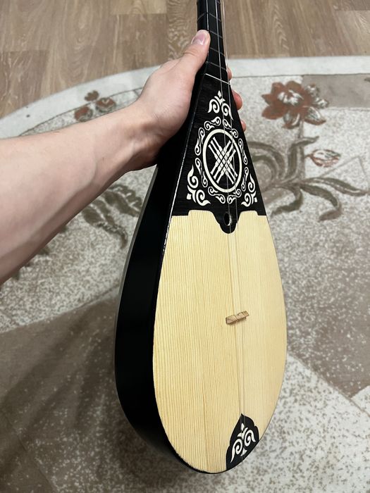 Қайың ағашынан жасалған домбыра