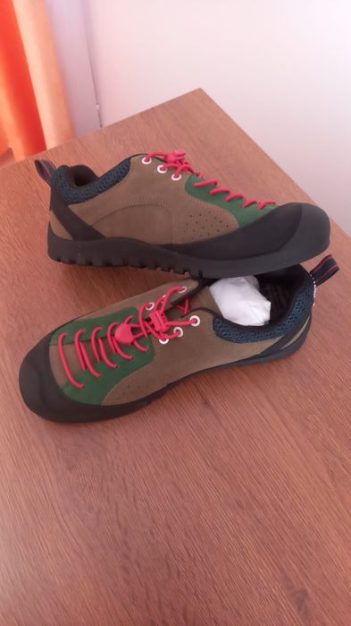 Adidas de drumeție Keen