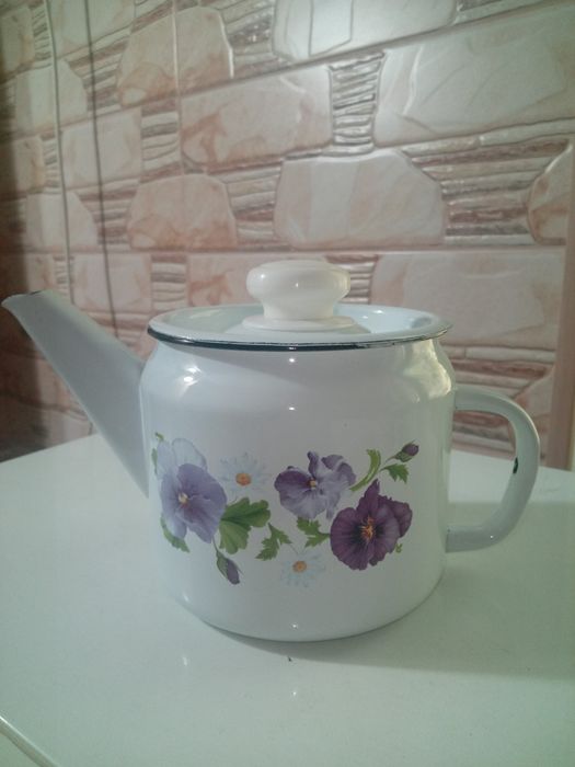 Продам  эмалированный чайние