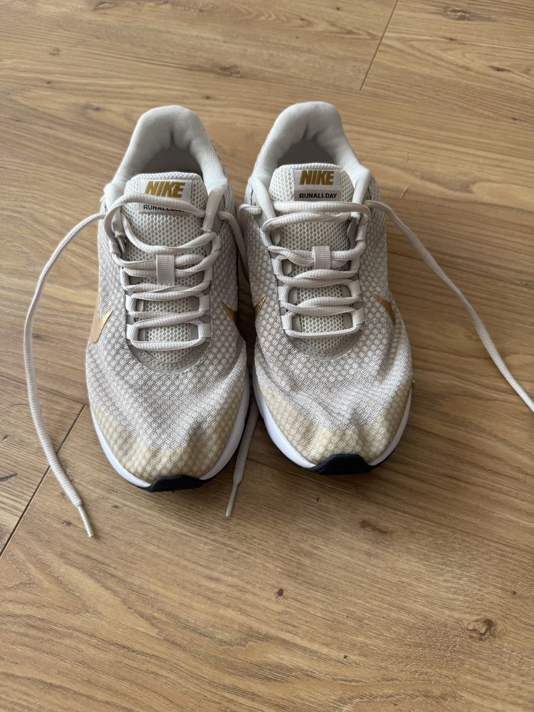 Маратонки Nike в бежово