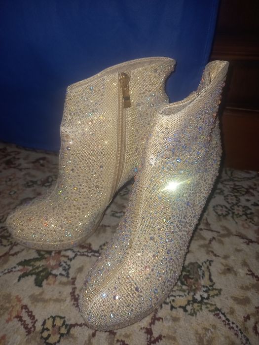 Tufli sotiladi 38 razmerda.