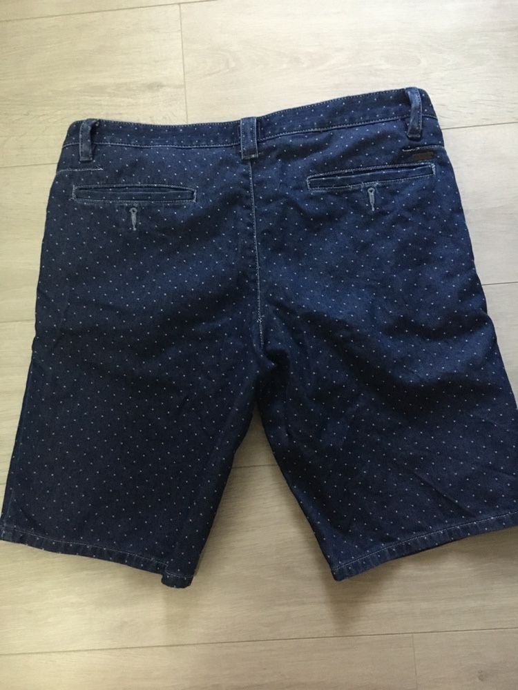 Vand pantaloni scurti hugo boss