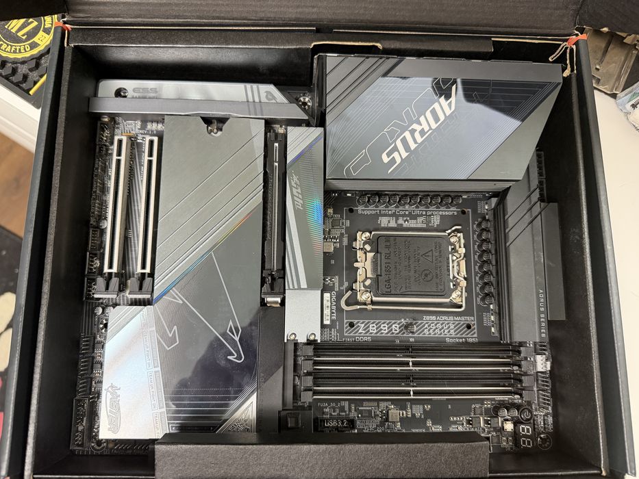 Vand placa de baza z890 Aorus Master in garantie pana in 2027
