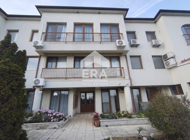 Едностаен ексклузивен апартамент за продажба, преустроен в двустаен, в