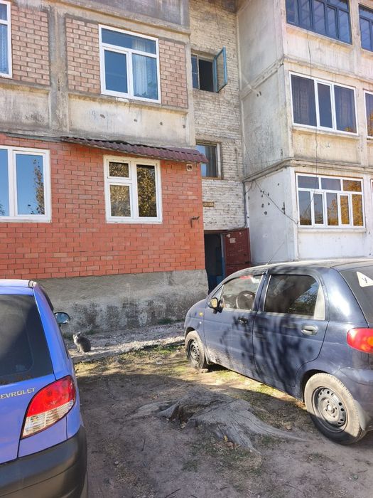 СВОЯ. продам 1 ком 3 этаж . Дукент Ангрен. О́тличное место. Свежий воз