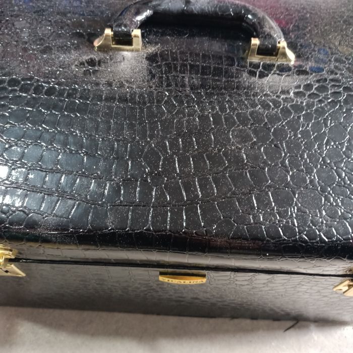 Набор столовых приборов VL-893 состоит из 86 предметов,