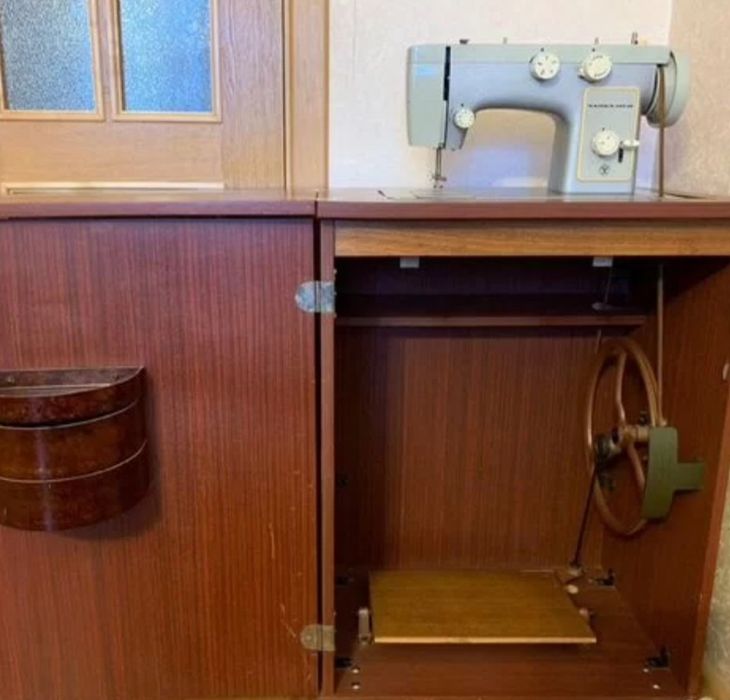Продам швейную машинку "Чайка" ножная с тумбой! В отличном состоянии!