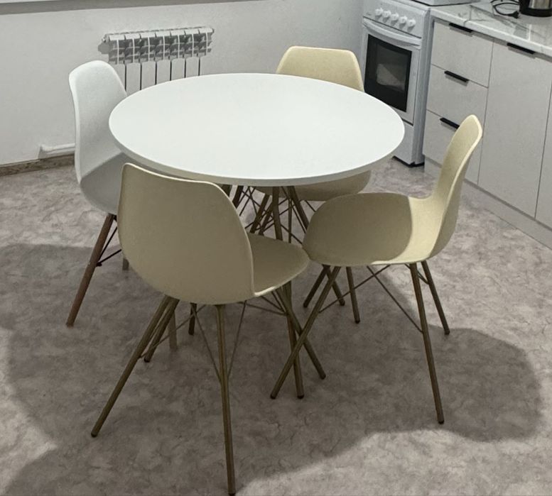 Обеденный стол с тремя стульями