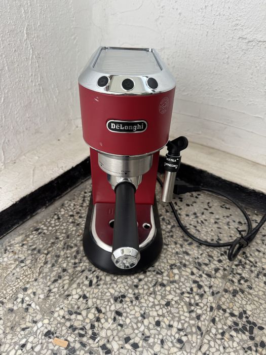 Еспресо Кафемашина DeLonghi Dedica EC685.R, 15 бара, 1350W!