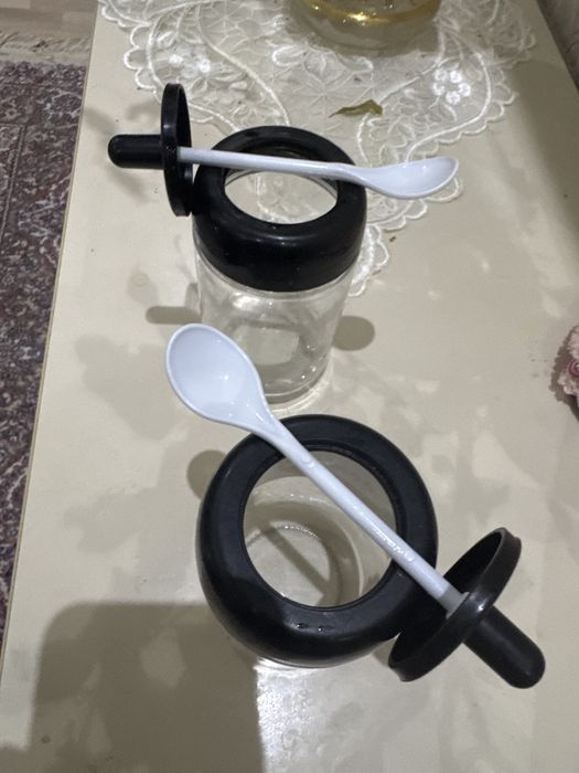 Баночки для специи есть  24 штуки. По 12 два комплекта