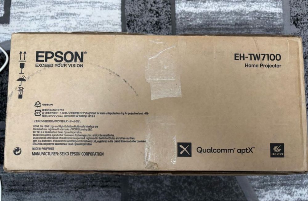 Vând videoproiector  EPSON sigilat.