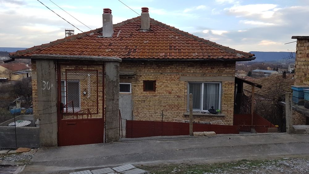 Продавам двуетажна тухлена къща на плоча Град КАСПИЧАН