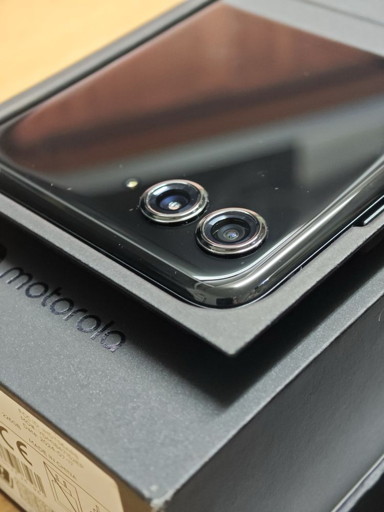 НОВ!! Продава се телефон Motorola Razr 50