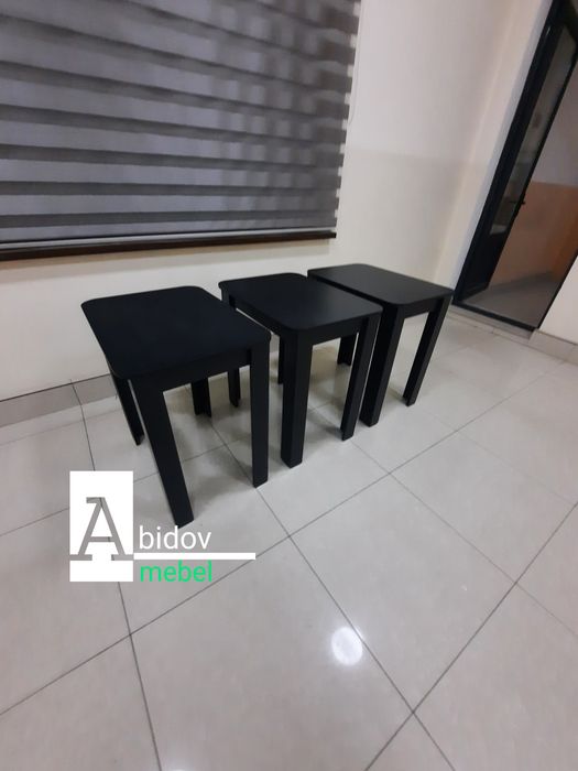 Этот полуовалный  стол подойдет даже для небольшой квартиры.