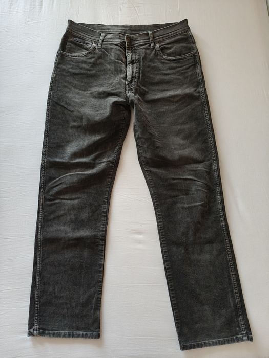 Jeanși raiați Wrangler