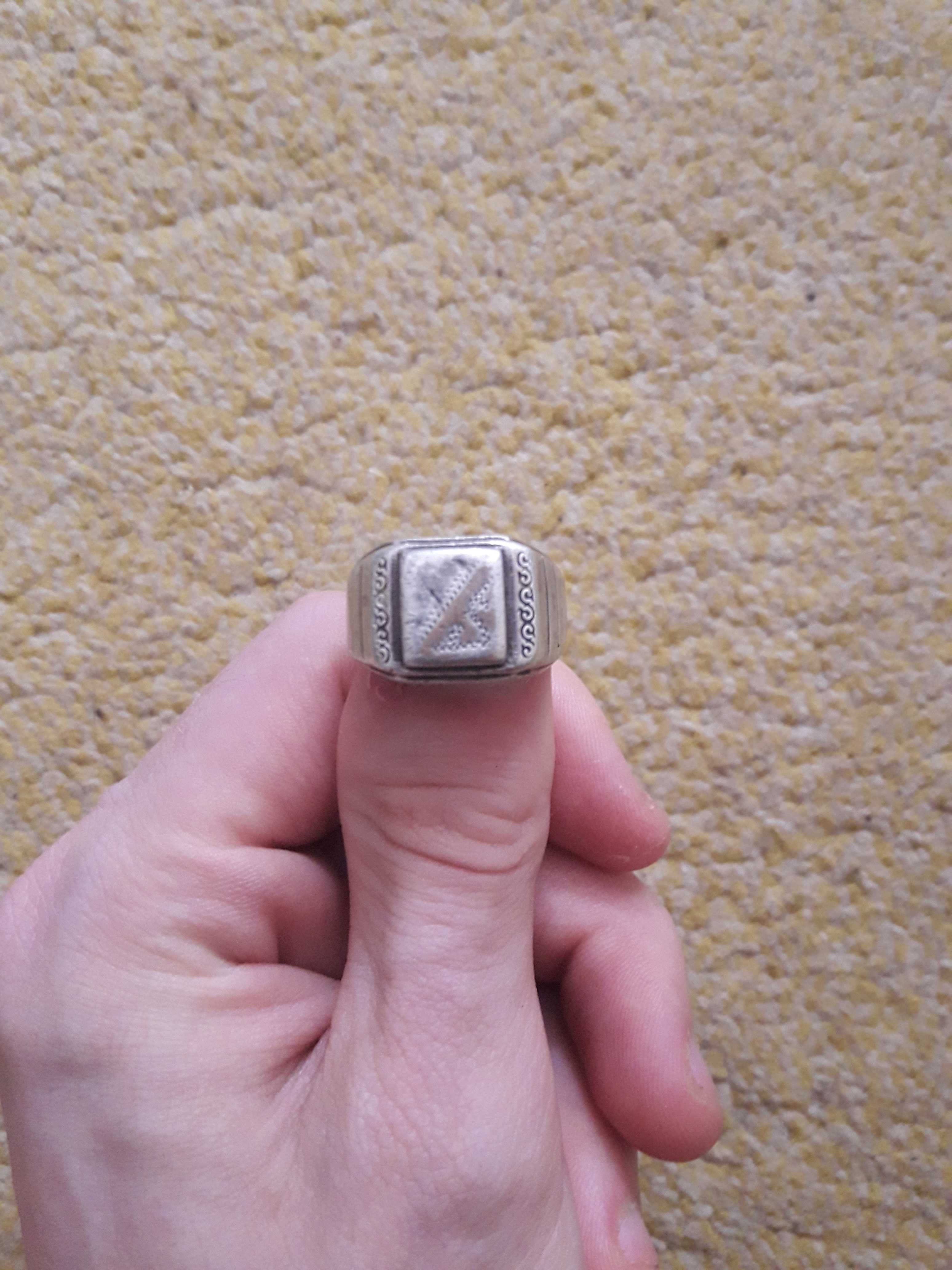 Продам серебрянное кольцо-печатку 925 пробы