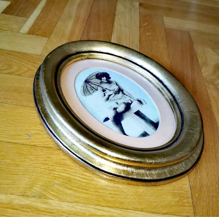 Еротична  картина графика на жена с чадър в златна рамка  чернобяла