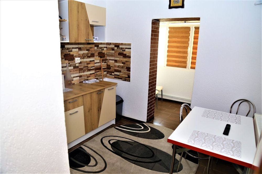 Vând sau închiriez  apartament 3 camere zona 6 martie