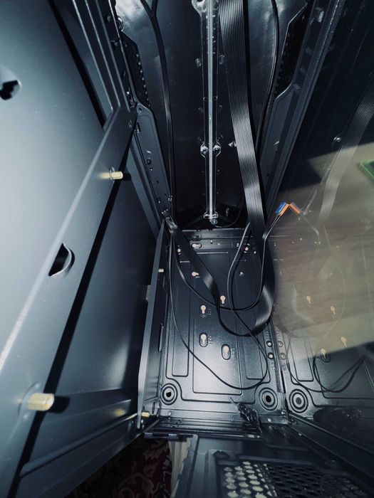 Корпус формата Micro-АТХ с боковой прозрачной панелью.