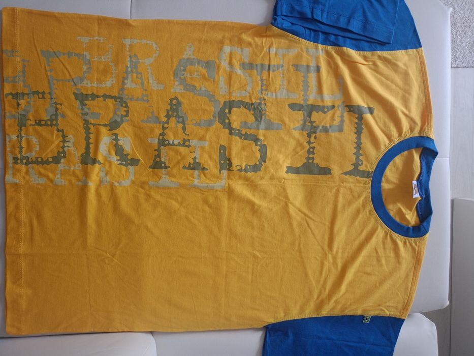 Vând tricou cu  imprimeu,nou nouț, produs de calitate superioara.