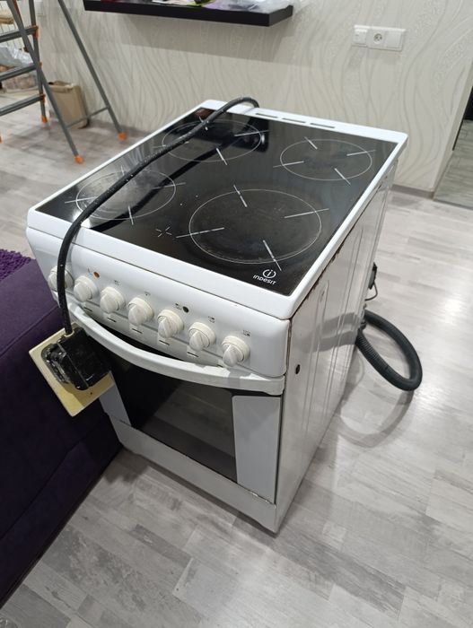 Продам электро плиту Индезит