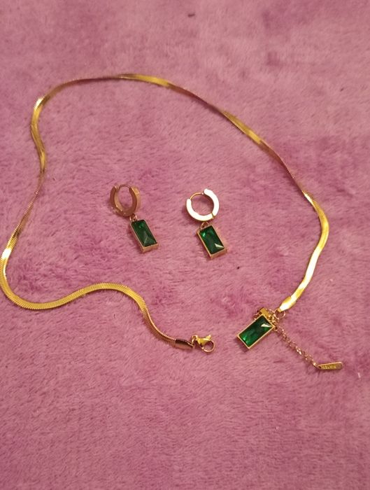 Lanț și cercei auriu cu verde smarald