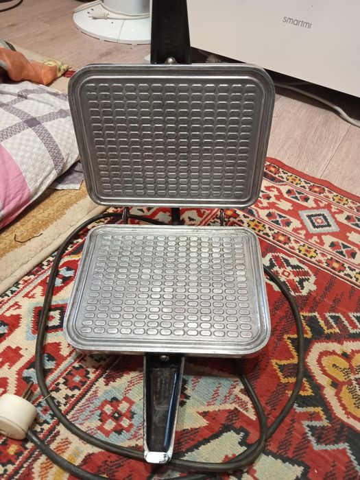 Продам вафельницу в отличном состоянии за 11000 тг