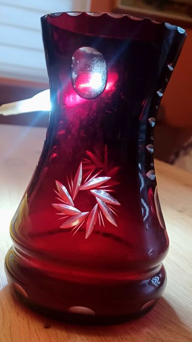 Vază din sticlă roșu rubiniu, gravată, vintage, H=25 cm