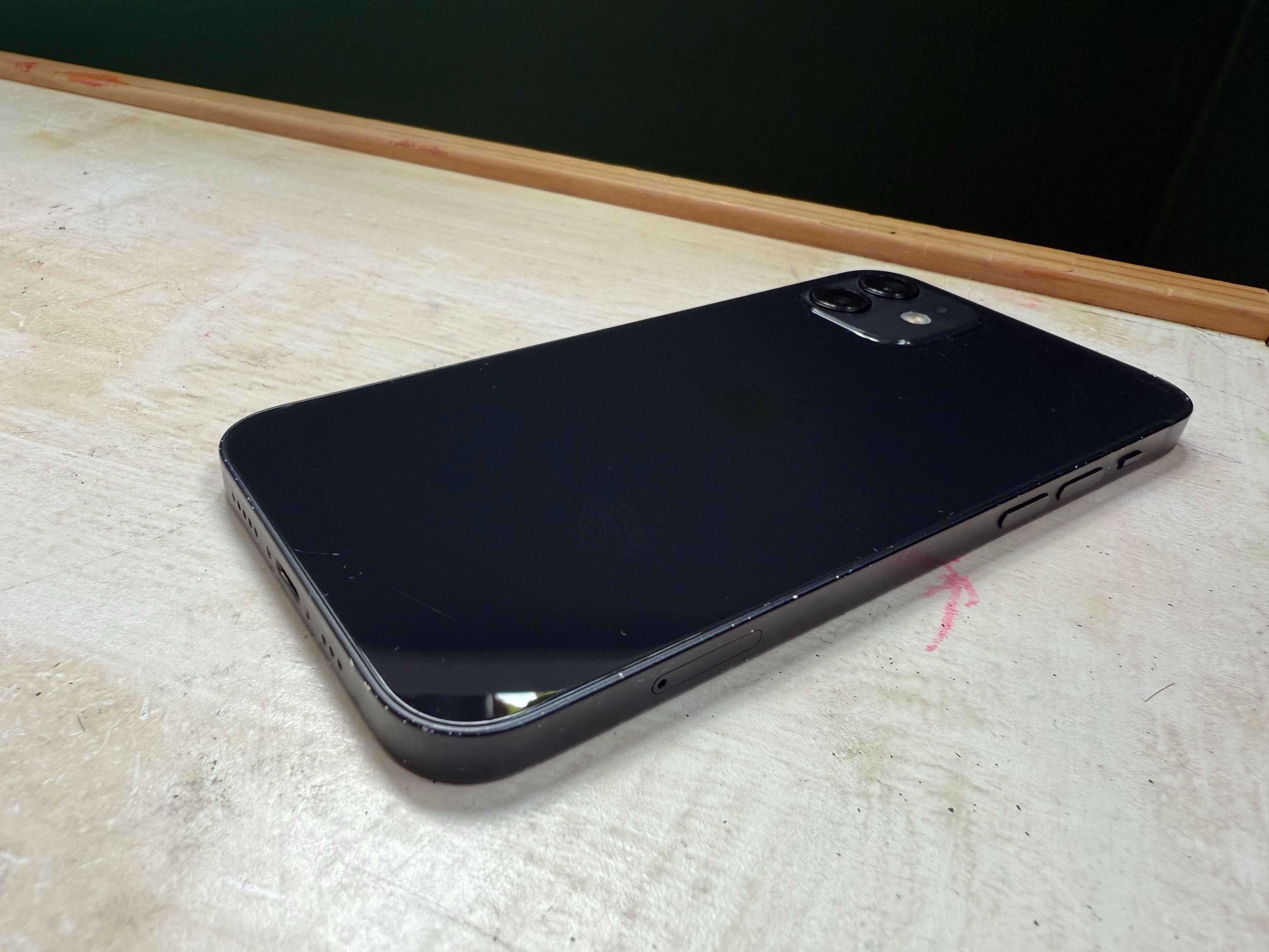 iPhone 12, 64Gb, следи от употреба, оригинална батерия 100% капацитет