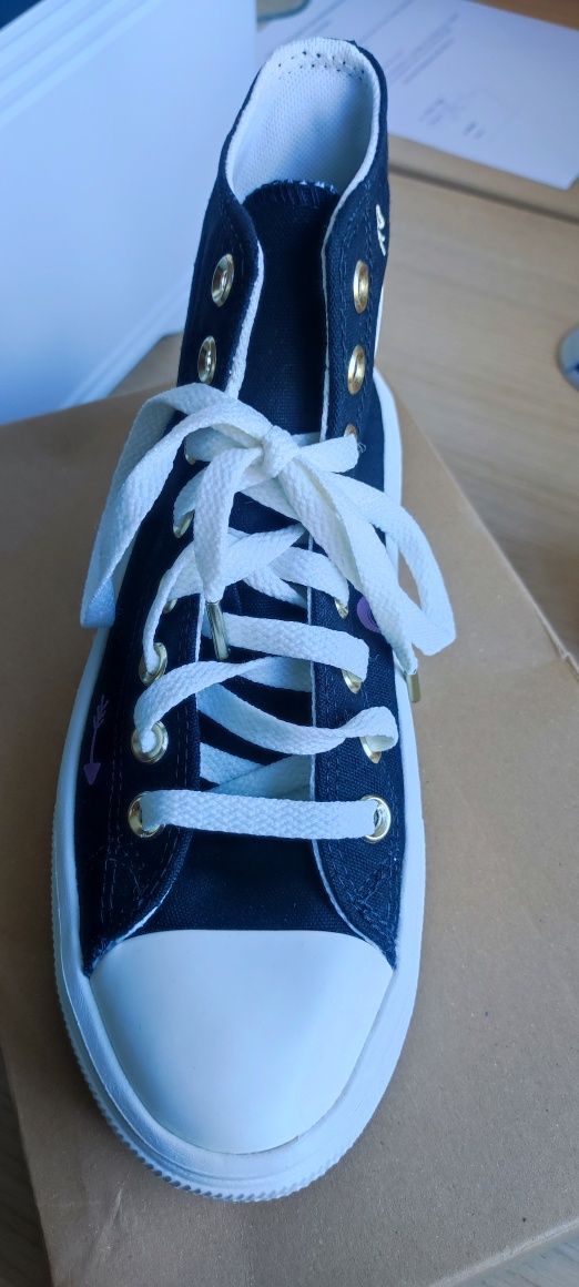 Чисто нови обувки Converse (unisex)