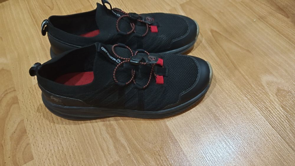 Продам кроссовки на мальчика.