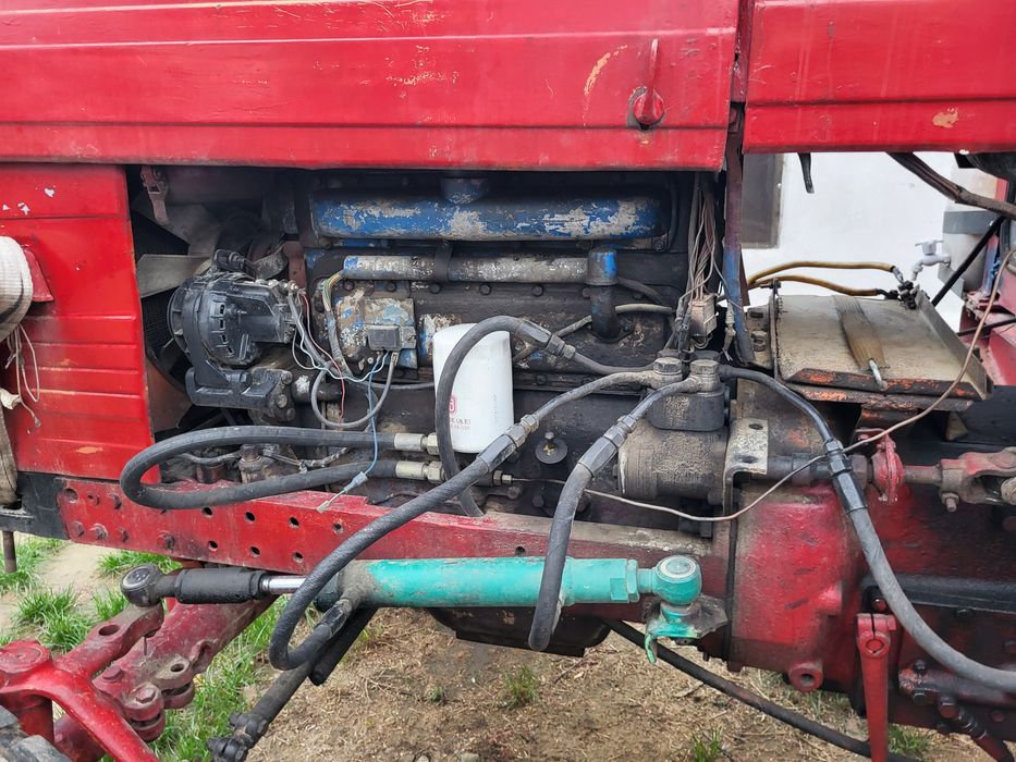 Vând tractor universal U650