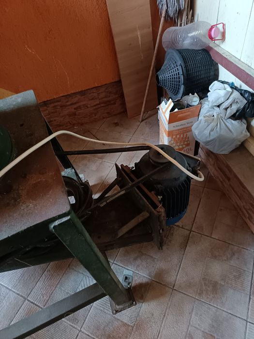 Vând moară cu pietre pentru măcinat cereale în stare perfectă.