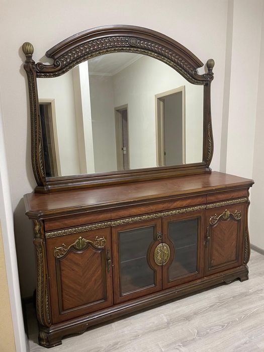 Комод с зеркалом из красного дерева