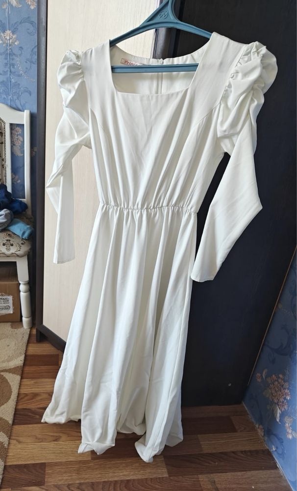 Нарядное платье (44 размер)