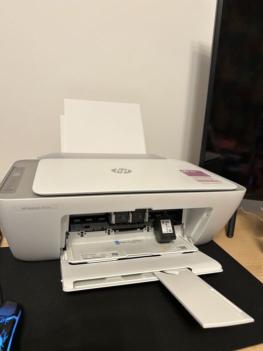 Vand hp deskjet 2820e cu tot cu cartus. Este noua