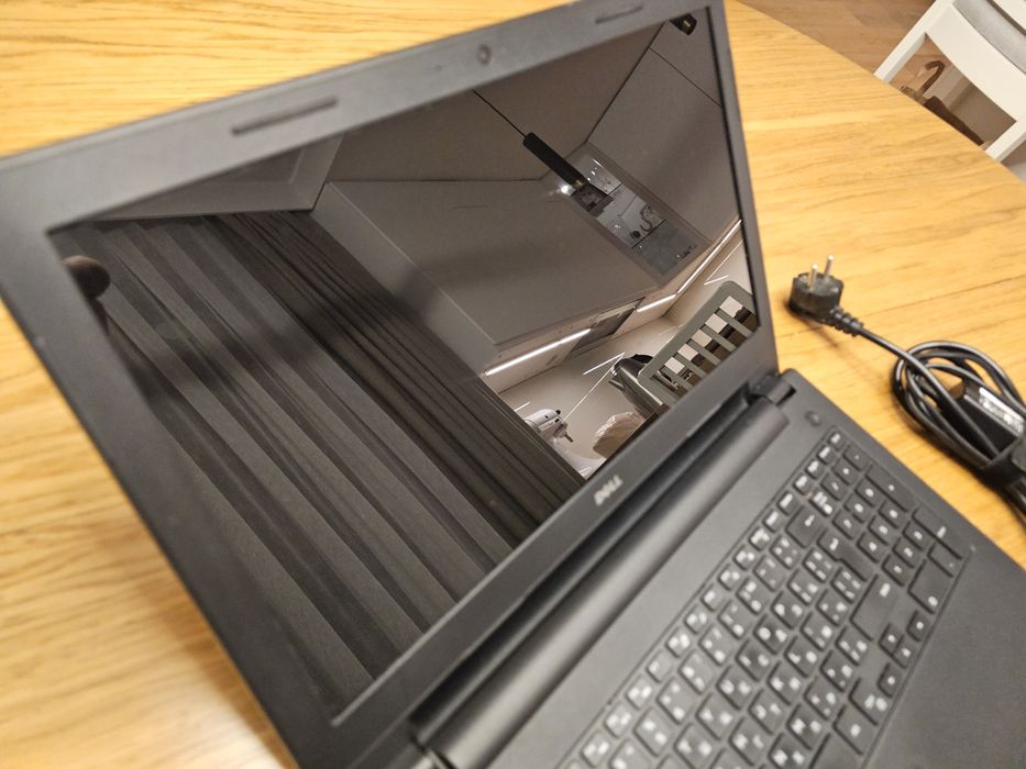 Лаптоп Dell Inspiron 15 с SSD и инсталиран Windows 10