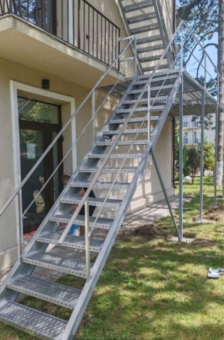 Scări metalice zincate