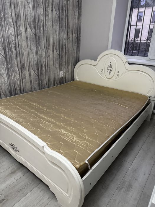 Продам кровать с матрасом+2 тумбы