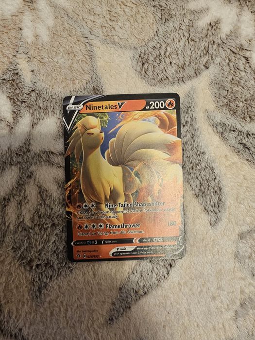 Card pokemon NinetalesV