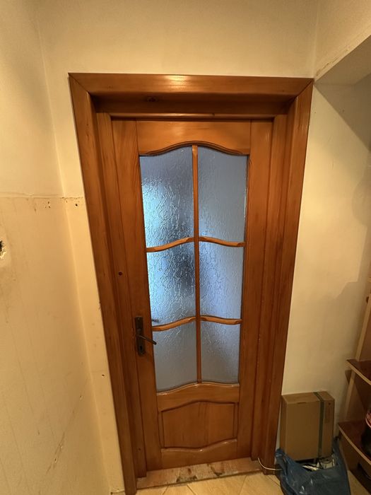 Usa de interior din lemn lacuit cu toc