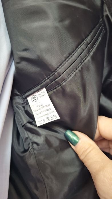 Продавам дамски костюм .