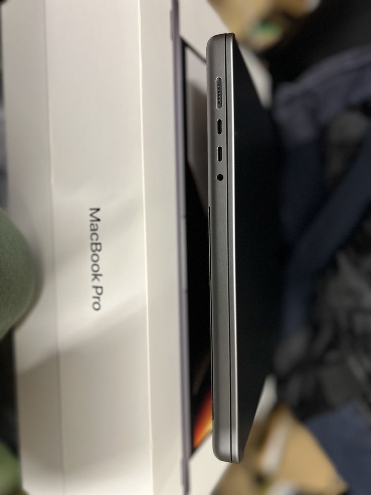 MacBook Pro 16  / A2485 /  2021