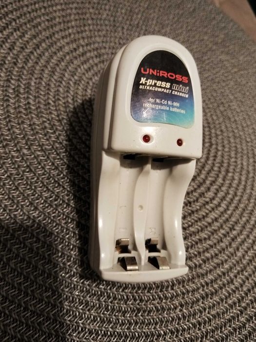 Зарядно за батерии тип АА и ААА