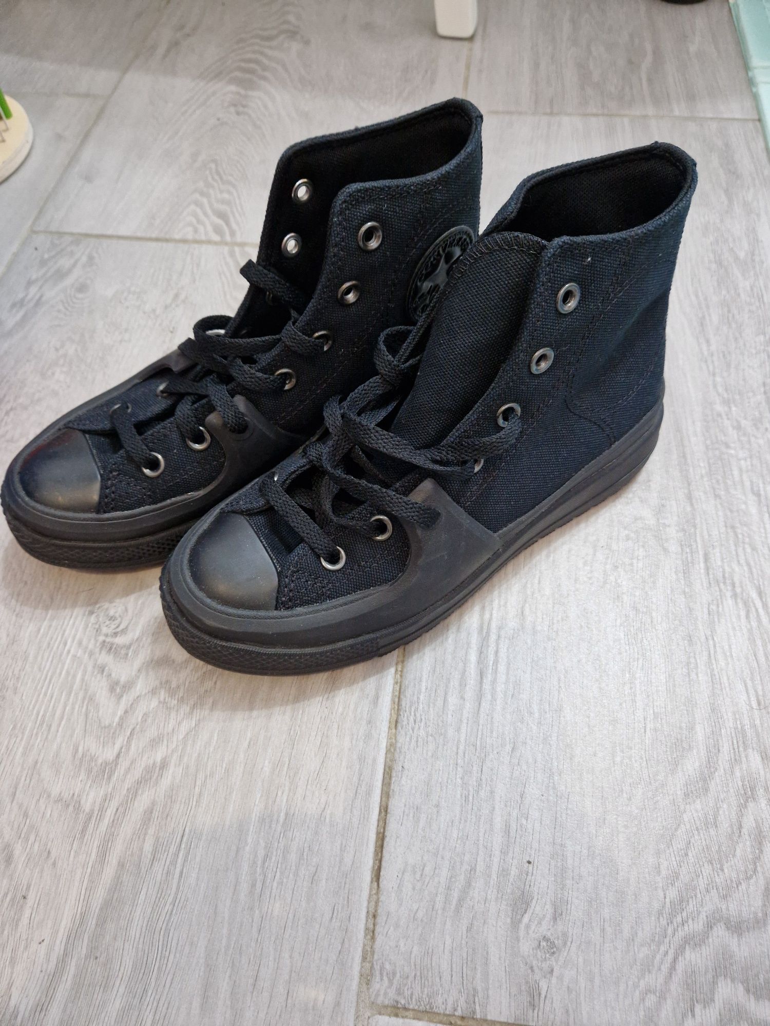 Tenesi Converse.