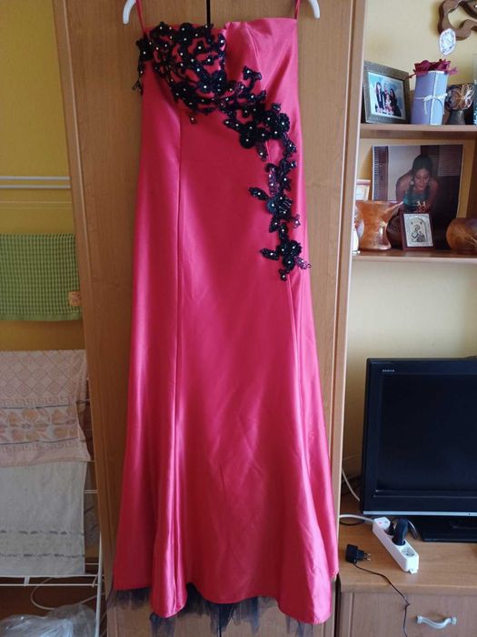 Продавам рокля много добро състояние