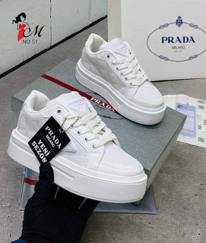 Prada  adidasi alb  si negru 
36,37,38,39,40

Prada alb
39,40

210 lei