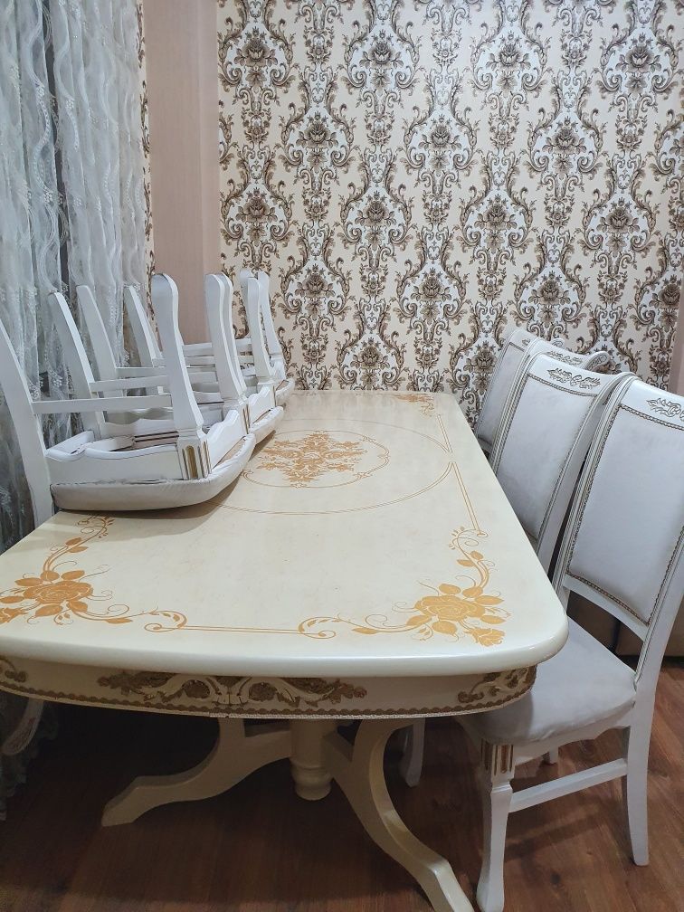 Продаётся стол и 8 стулья