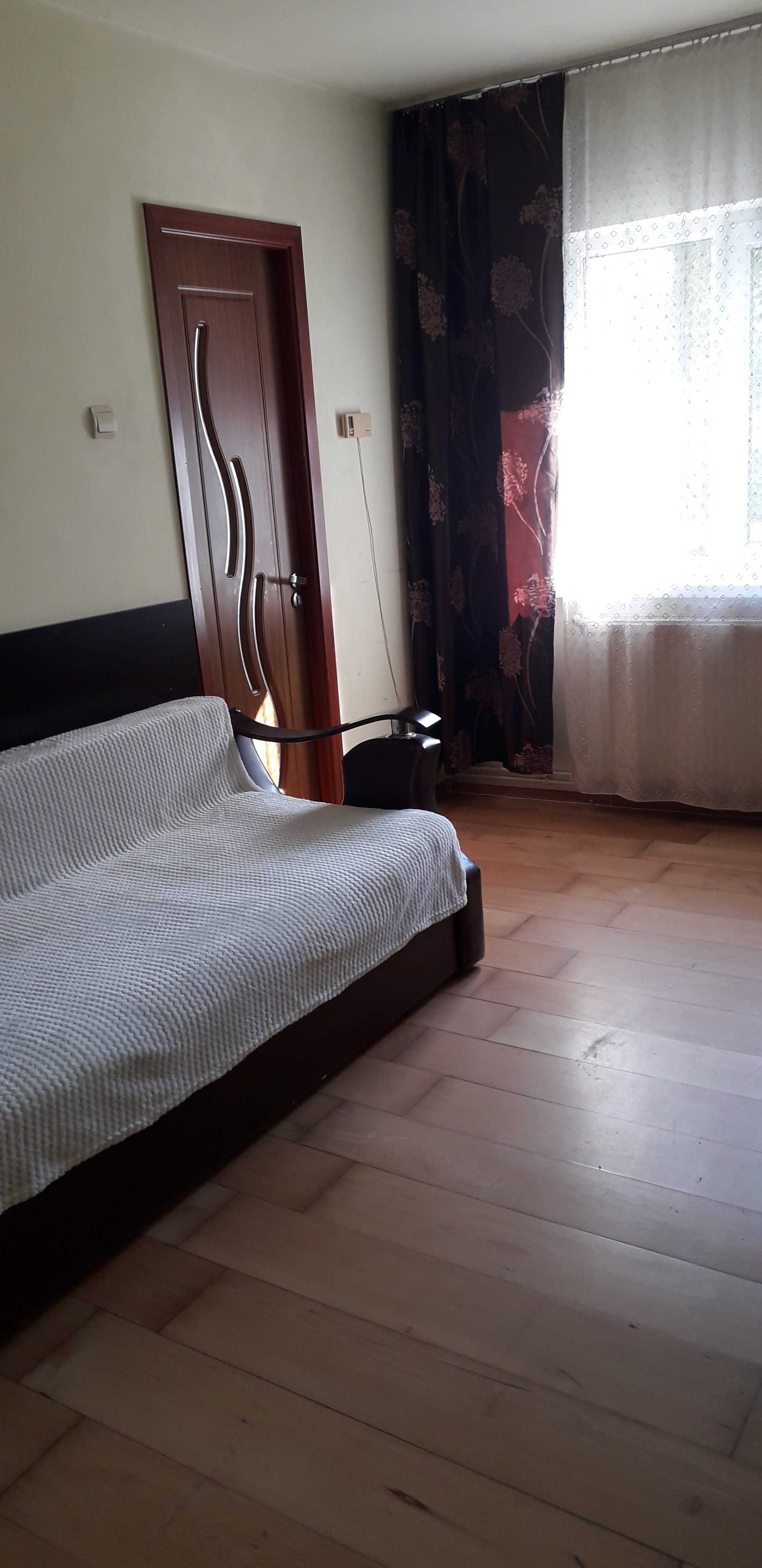 Închiriez garsonieră, parter, curte împrejmuită, zona Spit. Jud.